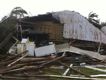 Los fuertes vientos con los que Yasi ha aterrizado en Queensland han provocado numerosos destrozos, pero ninguno de ellos de gran magnitud. En Tulli, los techos de una de cada tres casas han salido por los aires.