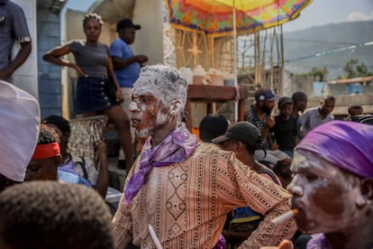 In Haiti, processions visit cemeteries, the most tumultuous being the one in the capital Port-au-Prince.