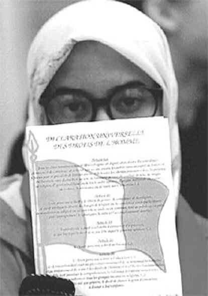 Imagen de archivo de una estudiante francesa a favor del velo.