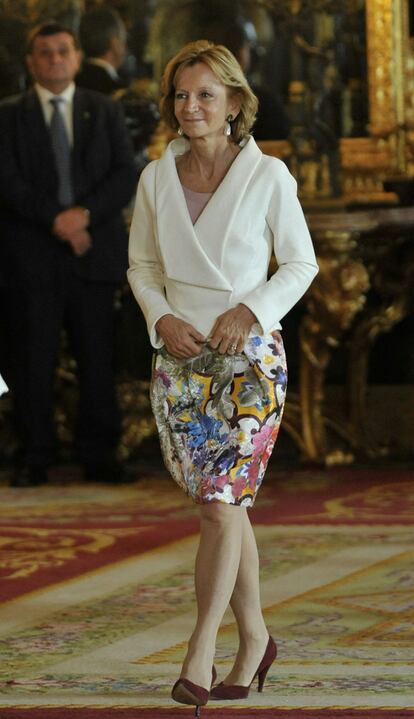 La vicepresidenta segunda y ministra de Economía, Elena Salgado, siempre recurre al traje de chaqueta, que nunca le falla. Lució en esta ocasión un diseño más sofisticado compuesto por chaqueta blanca y una falda estampada