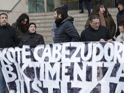 Concentración ante los juzgados contra el fotógrafo Kote Cabezudo.