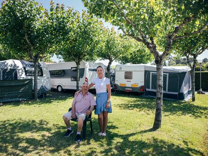 Camilo Besada y Bea Besada, padre e hija, regentan el Camping Baltar en Sanxenxo.