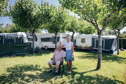 Camilo Besada y Bea Besada, padre e hija, regentan el Camping Baltar en Sanxenxo.