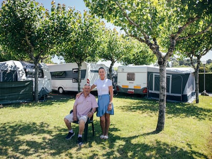 Camilo Besada y Bea Besada, padre e hija, regentan el Camping Baltar en Sanxenxo.