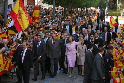5 de noviembre de 2007. Doña Sofía junto al rey Juan Carlos en Ceuta, durante la primera visita oficial de los Reyes a las ciudades autónomas. Los monarcas fueron recibidos con un gran acogida, lo que provocó el malestar de Marruecos.