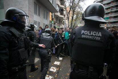 Los Mossos d'Esquadra han conseguido acceder al piso a través de una ventana tras más de cuatro horas, en las que han retirado a manifestantes de la escalera del edificio.