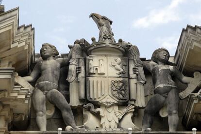 Escudo franquista que todavía corona una de las entradas del Rectorado de la Universidad de Sevilla.