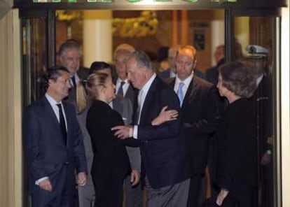 Los Reyes dan el pésame a la viuda de Sabino Fernández Campo, María Teresa Álvarez, y a sus hijos, en el tanatorio de La Paz de Alcobendas.