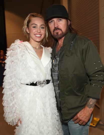 Miley Cyrus es hija del actor, cantante y compositor de música 'country' Billy Ray Cyrus. La intérprete de ‘Breaking Ball’ se dio a conocer gracias a la serie que protagonizaba en Disney Channel, ‘Hannah Montana’, donde su padre interpretaba, precisamente, a su padre en la serie.