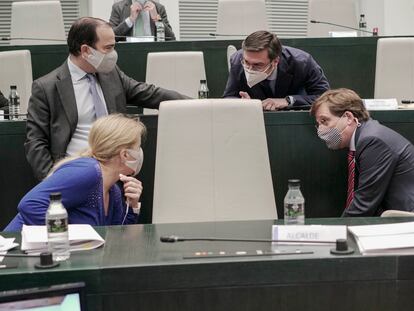 Almeida (derecha) junto a parte de su equipo durante el pleno de este martes