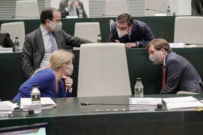 Almeida (derecha) junto a parte de su equipo durante el pleno de este martes