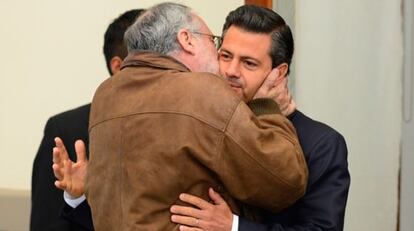 Javier Sicilia abraza a Enrique Peña Nieto, cuando todavía era candidato en 2012.