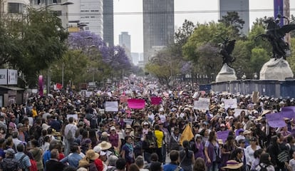 Vista general de la avenida Juárez, en Ciudad de México, donde las autoridades del Gobierno local blindaron los accesos al Palacio de Bellas Artes para evitar daños.