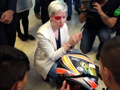 La piloto de Fórmula 1 María de Villota enseña el casco del accidente.