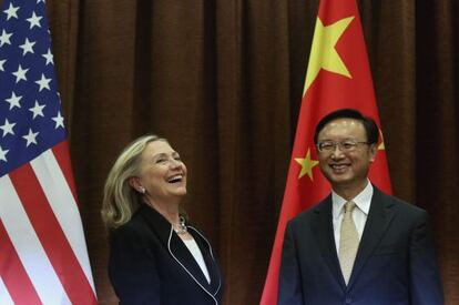 El ministro de Exteriores chino, Yang Jiechi, da la bienvenida a la secretaria de Estado de EE UU, Hillary Clinton, ayer en Pek&iacute;n.