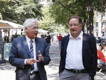 Ferran Mascarell (esquerra) i Josep Ramoneda, escalfant al carrer la conversa que van a mantenir per a Quadern.