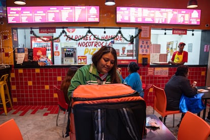 Beatriz Adriana Luciano recoge un pedido de comida en una pizzería. 