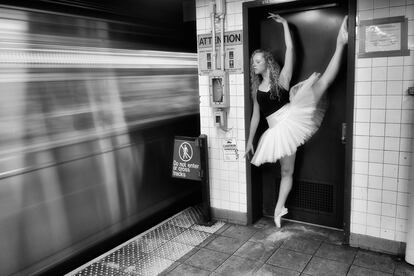 Bailarina en el metro. Nueva York. 2014.