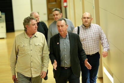El grupo de negociación del PSOE se reúne con el equipo de Compromís, con Joan Baldoví al frente, en la Sala Martínez Noval del Congreso de los Diputados, el 8 de febrero de 2016.