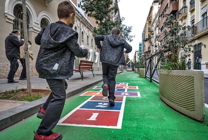 Señales y zona de juegos para marcar un camino escolar seguro en Valencia. 

