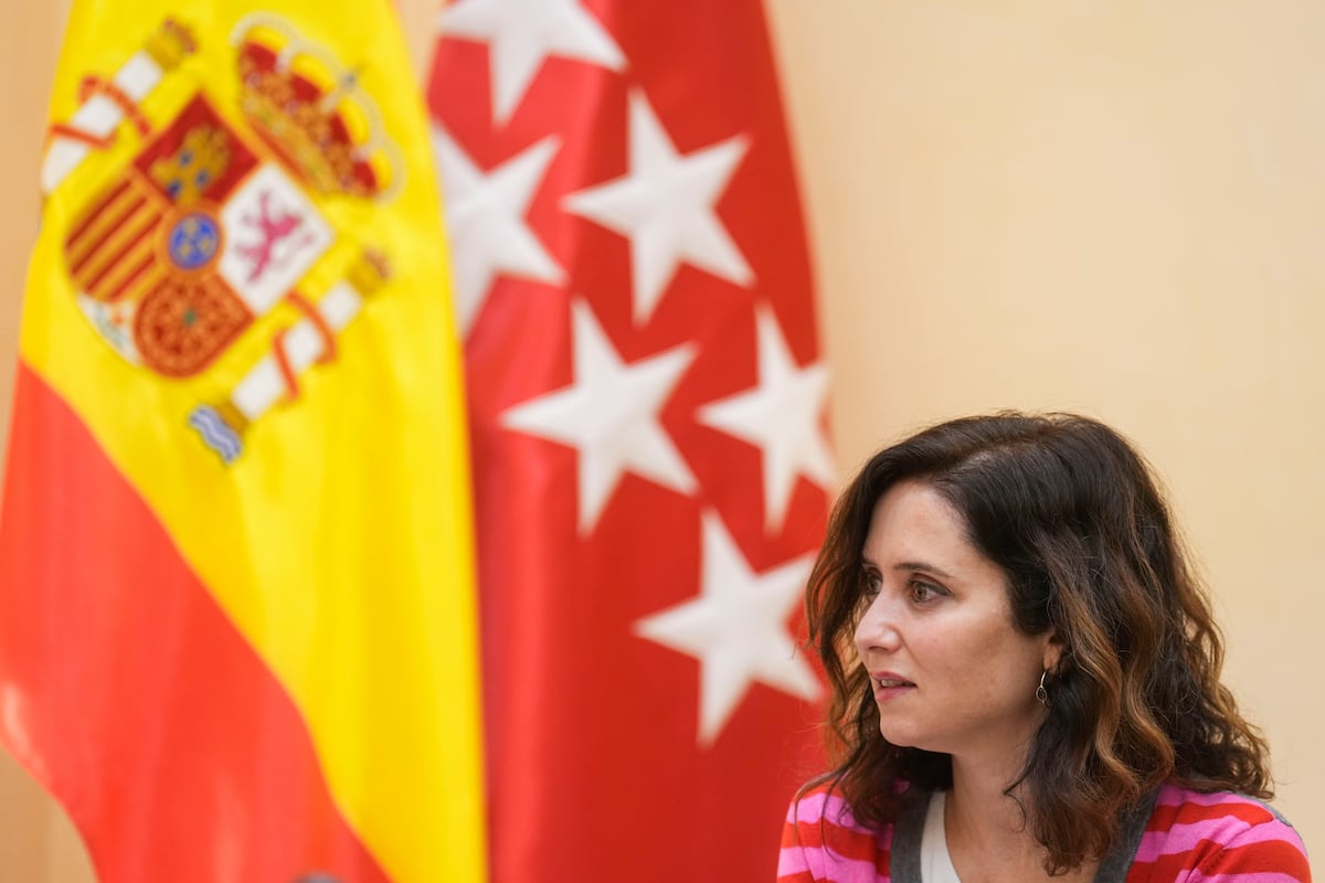 Ayuso acusa a Sánchez de haber “enloquecido” y el delegado del Gobierno ...