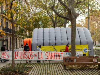 Aspecto de la carpa montada frente al centro de salud Passeig Sant Joan de Barcelona para realizar PCR, este martes, con una pancarta que reclama más recursos para la sanidad.