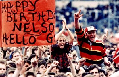 Wembley Stadium, Londres, 11 de junio de 1988. El concierto de 10 horas &#039;The Nelson Mandela 70th Birthday Tribute&#039; fue visto por 70.000 aficionados en el estadio y televisado a 60 pa&iacute;ses.