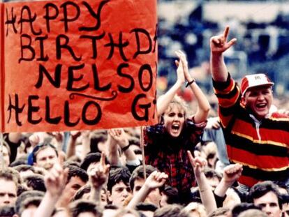 Wembley Stadium, Londres, 11 de junio de 1988. El concierto de 10 horas &#039;The Nelson Mandela 70th Birthday Tribute&#039; fue visto por 70.000 aficionados en el estadio y televisado a 60 pa&iacute;ses.