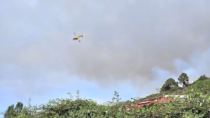 Un helicóptero en las labores de extinción tras la reactivación del incendio forestal en la zona alta de La Orotava, este miércoles.