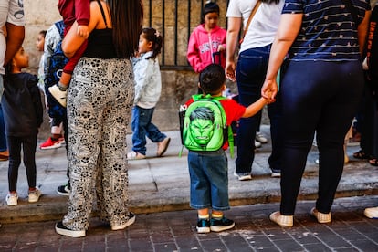 Un niño de educación infantil llega de la mano de su madre al colegio Antonio Moreno, este lunes 9 de septiembre.