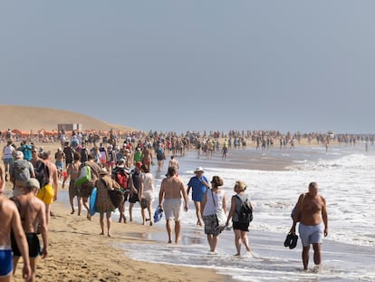 Bañistas en la playa de Maspalomas (San Bartolomé de Tirajana, Gran Canaria), en noviembre pasado.