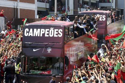 Los jugadores de la Selección portuguesa celebran su título europeo.