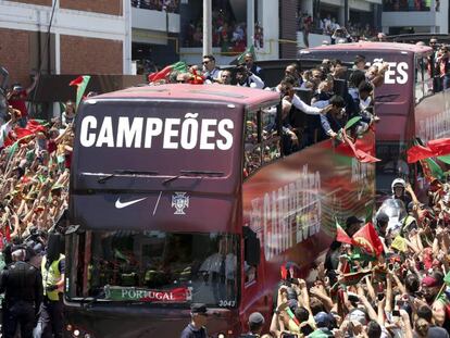 Los jugadores de la Selección portuguesa celebran su título europeo.