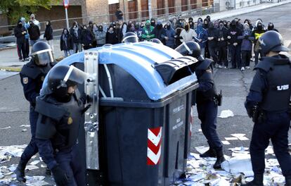 En torno a medio centenar de estudiantes se encontraba en una de las entradas de este campus para informar de los motivos que les han llevado a convocar el segundo día de huelga a nivel nacional en el sector educativo. En la imagen, agentes de la policía retiran contenedores en la entrada del campus universitario.