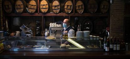 Un camarero atienda la barra en un bar