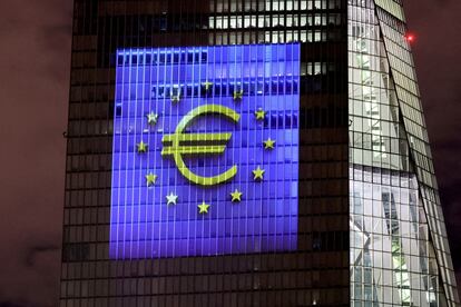 El símbolo del euro y la bandera de la UE, sobre la fachada de la sede del BCE en Frankfurt.