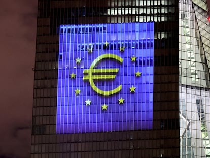 El símbolo del euro y la bandera de la UE, sobre la fachada de la sede del BCE en Frankfurt.