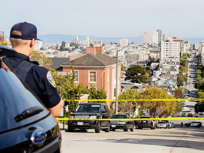 Un policía resguarda el perímetro alrededor de la casa de Nancy Pelosi, después del ataque a su esposo, en San Francisco (California), este viernes.