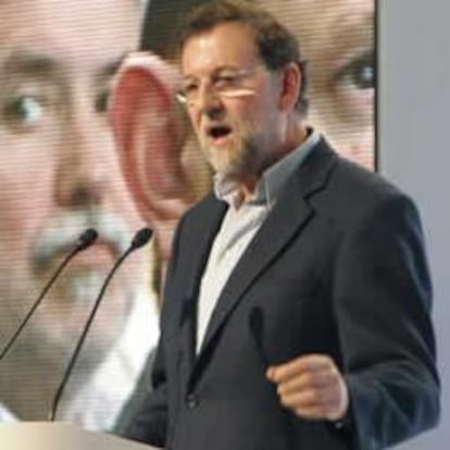 El líder del PP, Mariano Rajoy, durante su intervención en el acto con militantes para celebrar el primer aniversario de la victoria del partido en las elecciones gallegas