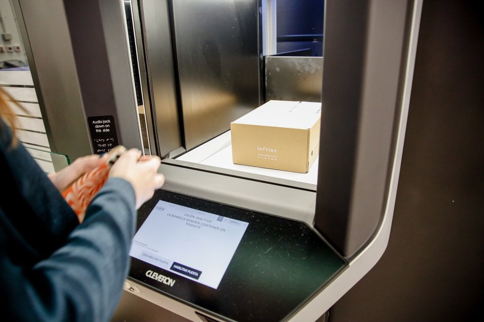 Un punto de recogida de pedidos online en una tienda de Lefties, del grupo Inditex.
