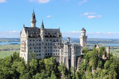 Ruta Romántica

El castillo de Neuschwanstein, que inspiró el mítico logo de Disney y las réplicas en sus parques de atracciones.