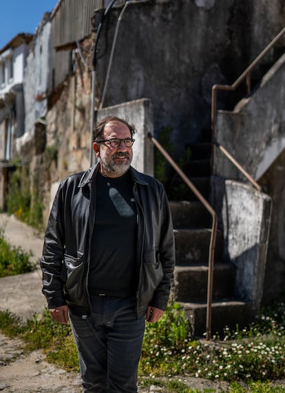 El dise?ador Eduardo Aires en las inmediaciones de la Facultad de Bellas Artes de Oporto. 