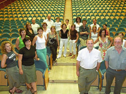 El equipo del Festival de Cine de San Sebastián, en el Kursaal con Mikel Olaciregui y José Antonio Herrero, delante a la derecha.