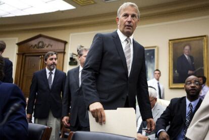 Kevin Costner llega al Congreso para ofrecer su máquina para separar el agua del petróleo.