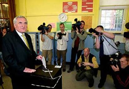 El primer ministro irlandés, Bertie Ahern, deposita su voto en Dublín para la triple consulta electoral.