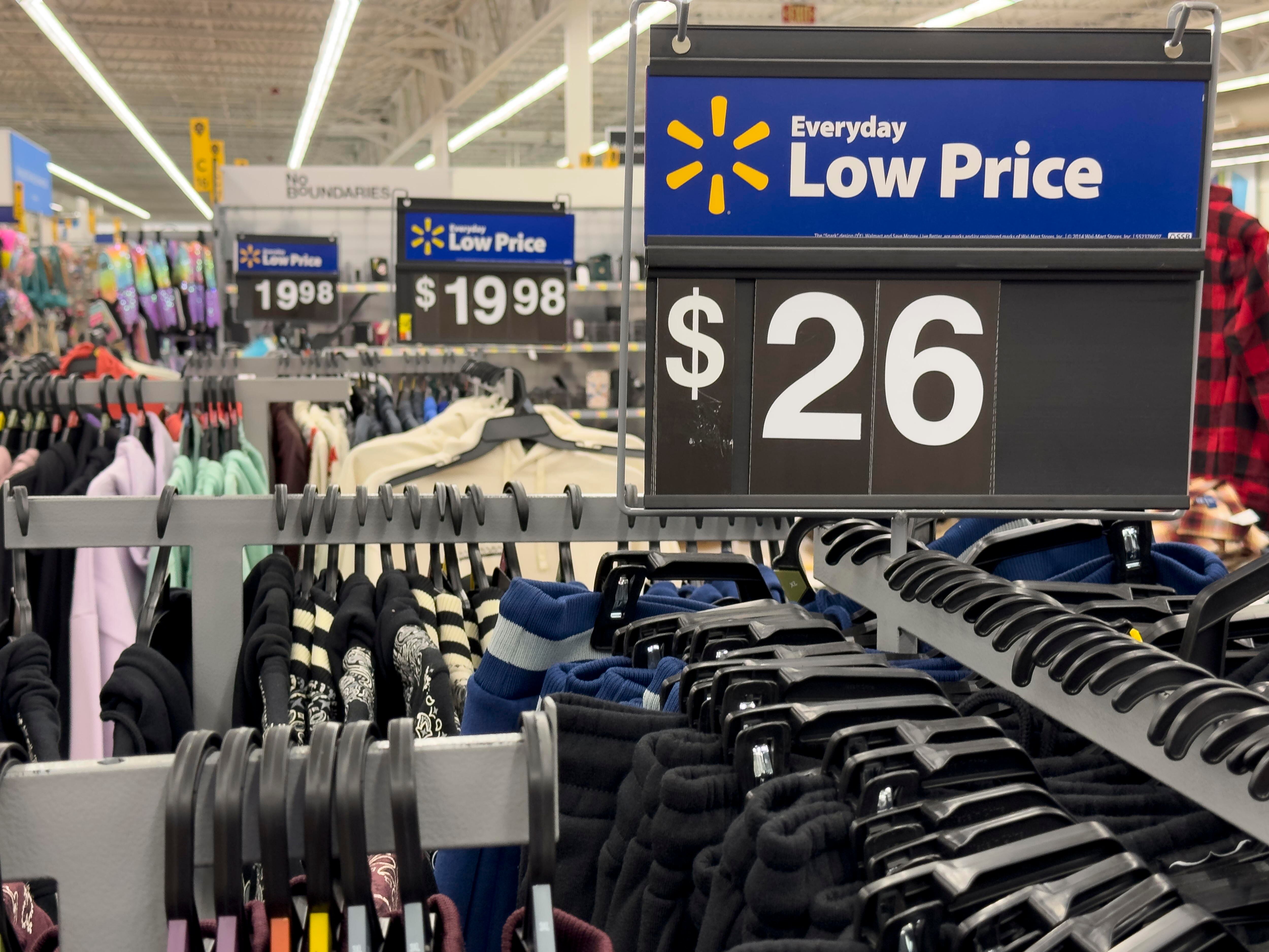 El gigante Walmart, termómetro del consumo en EE UU, sigue creciendo y eleva sus previsiones 