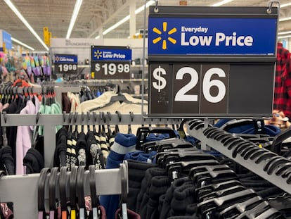 Ofertas en el departamento textil de un Walmart en Danvers (Massachusetts), este miércoles.