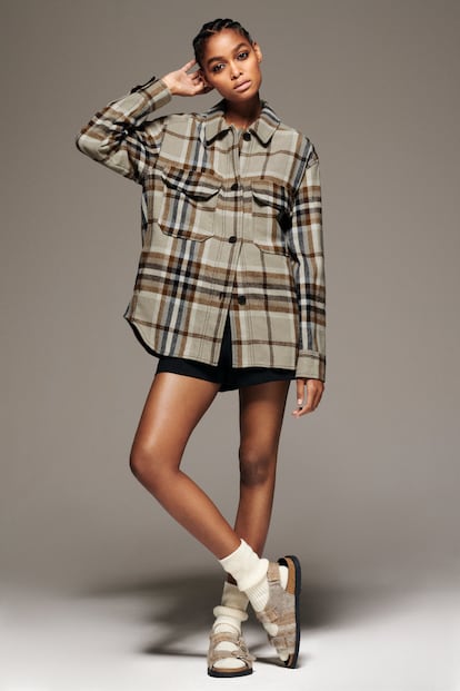 En tonos neutros y para llevar encima de un jersey, esta camisa de cuadros de felpa se convertirá en tu básico infalible para este invierno. Es de Zara y tiene un precio de 39,95 euros.