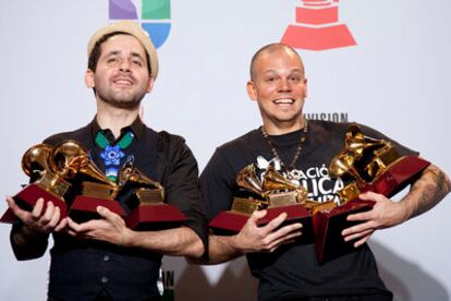 Los puertorriqueños Calle 13, René<i>Residente</i> Pérez y Eduardo <i>Visitante</i> Cabra, posan con los galardones obtenidos en los XII Premios Grammy Latinos celebrados en Las Vegas, Nevada (EE UU). Calle 13 consiguió nueves gramófonos dorados, entre ellos al mejor álbum del año y mejor álbum urbano, por <i>Entren los que quieran</i>; mejor canción del año y mejor grabación del año, por <i>Latinoamérica</i>; mejor canción alternativa y mejor vídeo musical versión corta, por <i>Calma pueblo</i>; mejor canción urbana por <i>Baile de los pobres</i>, mejor canción tropical, por <i>Vamo a portarnos mal,</i> y mejor productor del año, junto al argentino Rafael Arcaute.