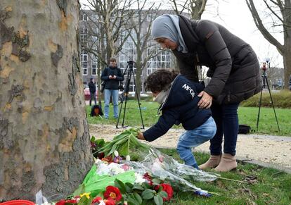 Sus amigos y conocidos, que han sido interrogados por la policía, le describen como una persona "poco estable" y con "problemas psicológicos", según ha informado la agencia de noticias Efe. En la imagen, una madre ayuda a su hija ha depositar unas flores en las proximidades de la plaza 24 de octubre de Utrecht donde se produjo el tiroteo.